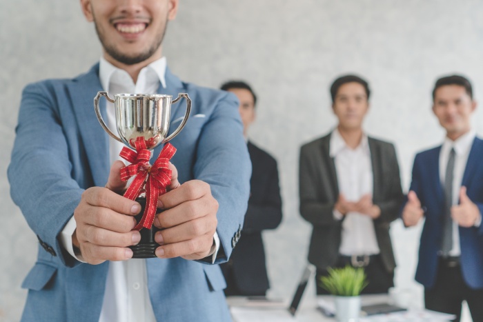 equipe-commerciale-motivation-trophee