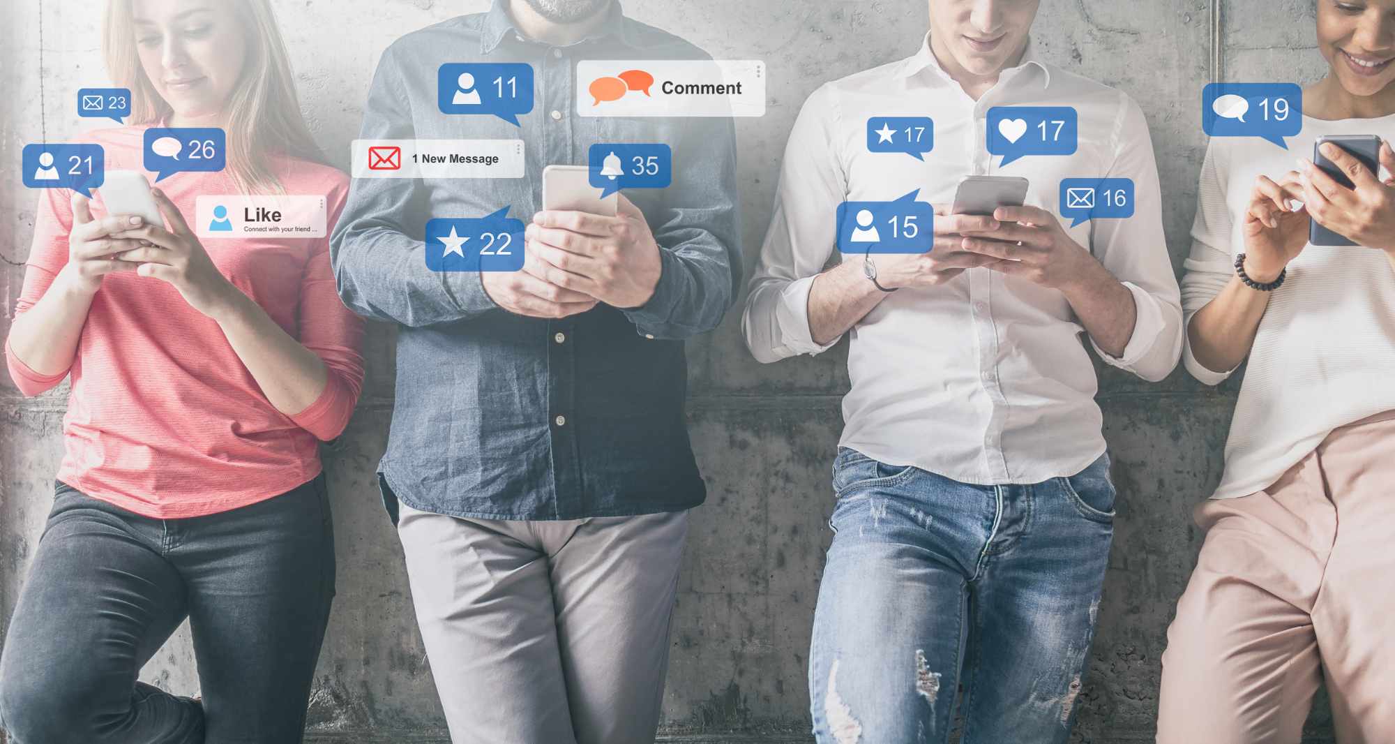 Quatre personnes qui interagissent sur leur smartphone dans le cadre d'une stratégie Inbound Sales